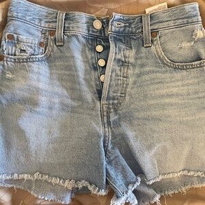 Levis ribcage shorts
